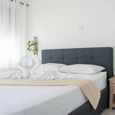 Penthouse Walking Distance To The Beach