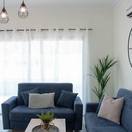 Penthouse Walking Distance To The Beach *