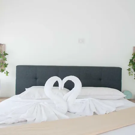 Penthouse Walking Distance To The Beach Διαμέρισμα *